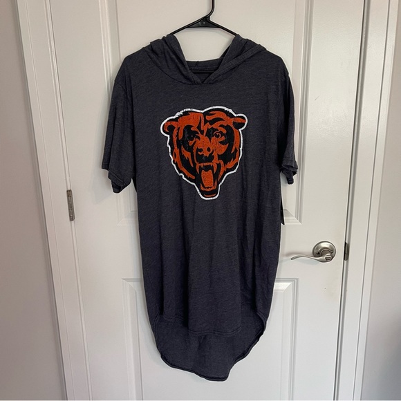 Men's Chicago Bears Justin Fields Name & Number Slim Fit Hoodie T-Shirt - Picture 4 of 10